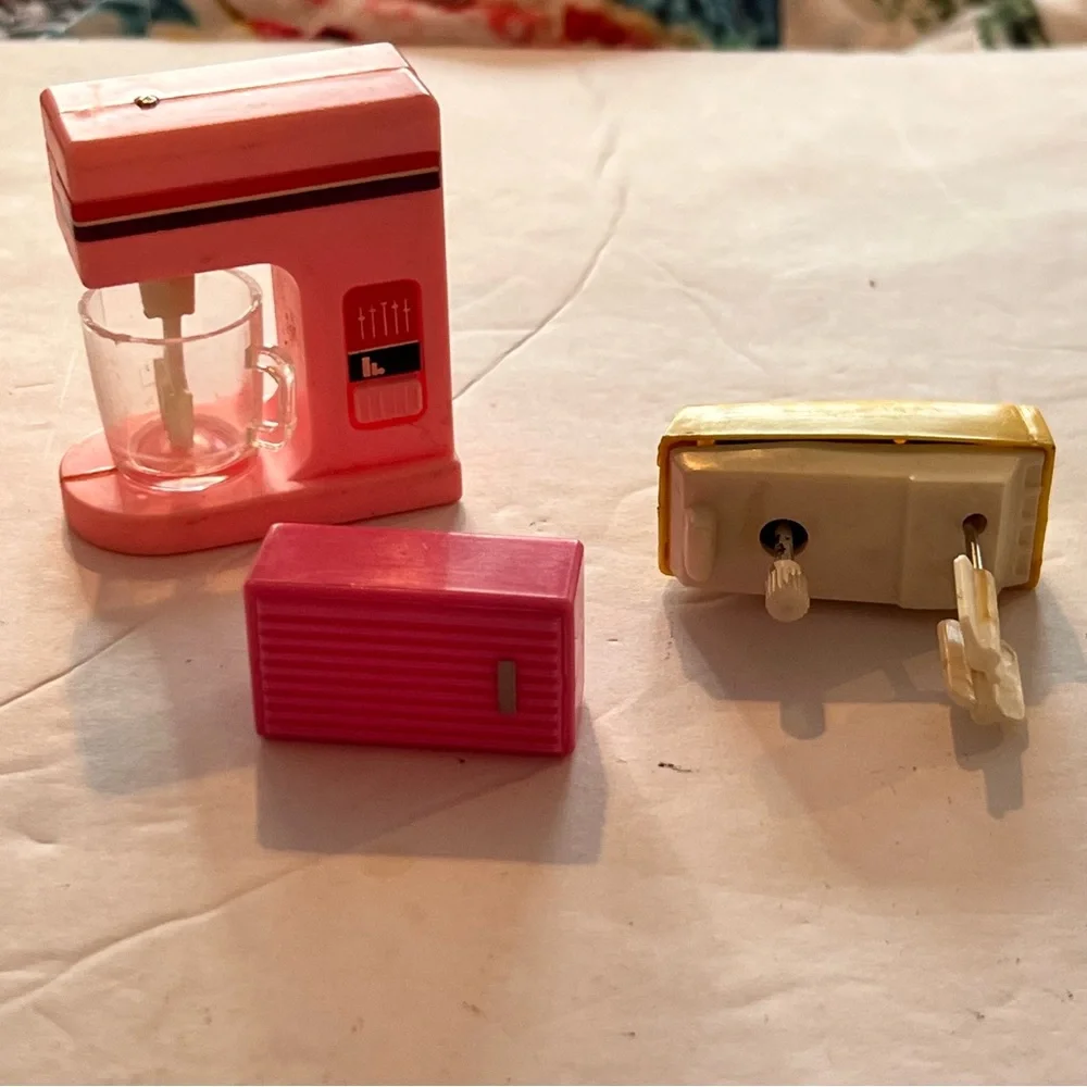 Vintage Barbie 1980s Action Accents Pink Stand Mixer Yellow Hand Mixer Radio B-4 - Picture 3 of 4
